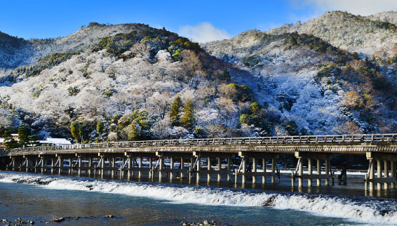 東山の湯 紅葉・桜