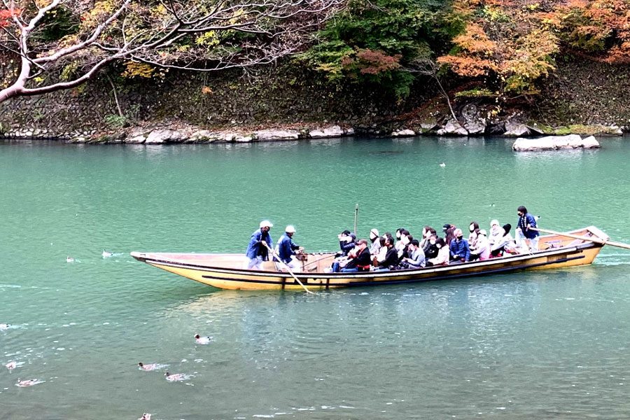 ２時間の自然と触れ合う船旅、保津川渓流下り