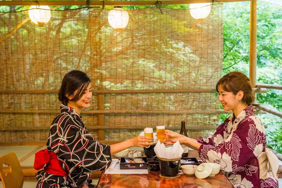 高雄川床の食事風景
